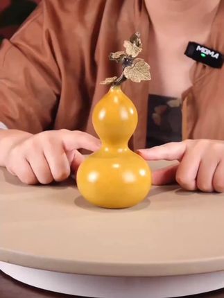 葫芦的造型饱满圆润,特别适合作为礼物送给亲朋好友。把它摆放在卧室的梳妆台上,都能为生活增添一份精致和美好。#葫芦文化  #摆件 #铜师傅 #非遗文化