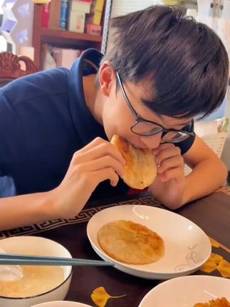 早餐不知道吃什么的,一定要尝尝这个#天海藏 家的#酥皮牛肉馅饼 ,一口下去酥脆掉渣,家里大人小孩都爱吃 。#酥皮牛肉饼 #牛肉馅饼来 了#好吃