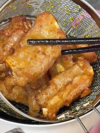 我们家蒜香排骨真的是吃的多,去外面吃饭再也不点,自己在家都能做#蒜香排骨 #排骨 #大口吃肉 #家常菜 #美食