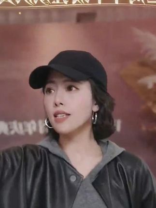 见闺蜜穿啥?太精致显卷,太随意没存在感,这件刚好!慵懒 V 领显气质,连帽带点随性感,闺蜜一见面就扑过来:“快把链接交出来!”~#谁穿谁好看 #品质女装 #穿出高级感 #又美又飒 #遮肉显瘦
