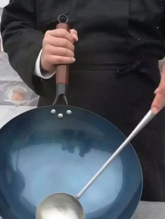 手柄连体氮化锅家用铁锅老式无涂层铁锅炒锅加厚厨师锅餐馆炒菜锅 #老式铁锅# 无涂层不粘锅 #铁锅# 炒菜铁锅不粘锅 #厨房好物 @DOU+上热门