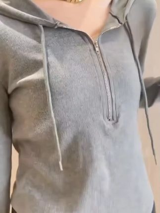 啄木鸟棉连帽长袖t恤女春秋新款内搭修身显瘦短款打底衫上衣服i 啄木鸟棉连帽长袖t恤女春秋新款内搭修身显瘦短款打底衫上衣服ins#显瘦穿搭 #谁穿谁好看系列 #穿出高级感 #今日新款推荐 #显瘦遮肉