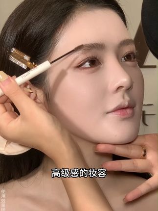 妆感柔和自然,不会过于浓重 #小白花妆容 #天菜妆 #野生眉 #砍刀眉笔