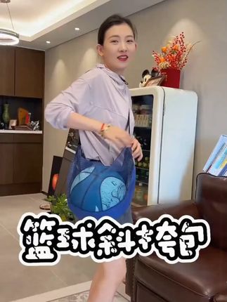 篮球斜挎包 #篮球包 #篮球斜挎包 #篮球搭子 背着方便还能一眼目睹自己的篮球 #篮球手提包