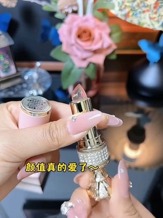 XRoland+水晶花瓣果冻温感变色口红持久不掉色不沾杯不脱 这款#变色口红  用着不错!果冻质地好滋润,颜色显白又百搭,颜值高,黄黑皮的姐妹闭眼入!#不沾杯不掉色  #变色唇膏  #女人必备