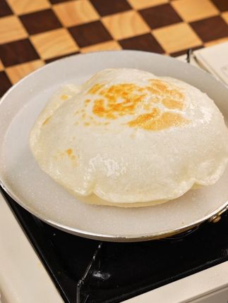 终于找到适合家里小锅的鸡蛋灌饼皮了,就是这款小黄象吊炉的,圆形饼皮刚好能放下,解决了半熟款边硬干的老问题,配方升级后口感和香味都更棒,起鼓也稳定,不用解冻,几分钟煎熟,配点孩子喜欢的蔬菜和酱料就很美味。 #小黄象 #小黄象吊炉鸡蛋灌饼 #儿童早餐 #高能感早餐 #周琦同款鸡蛋灌饼