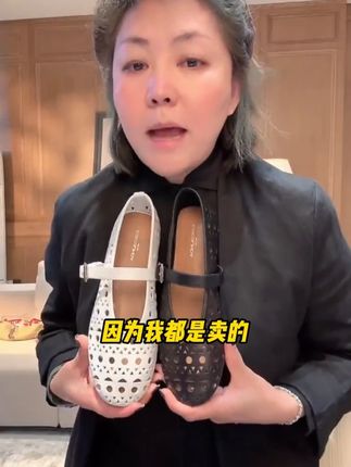 👡COCOLINDA | 羊皮镂空洞洞鞋‘法式妹妹’玛丽珍平底鞋美到尖叫!羊皮材质软 fufu 的,上脚超舒服,镂空设计夏天穿不闷脚,玛丽珍款式自带法式优雅感💃 平底设计走路不累脚,搭配连衣裙是温柔妹妹,搭牛仔裤是俏皮少女。细节做工超精致,珍珠装饰超有质感,日常出街或约会穿都吸睛,舒服又时髦~#玛丽珍 #平底鞋 #百搭 #不闷脚 #优雅感