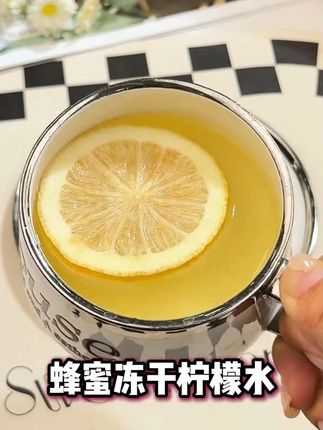 柠檬水到底怎么喝 建议大家平常少喝饮料多喝柠檬水更健康呦!酸酸甜甜好处多#柠檬水#冻干柠檬片#夏日