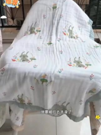 新生儿纱布浴巾!3秒吸水越洗越软👶萌化人心 这条浴巾简直是宝宝洗香香必备! ✨ 6层精梳棉纱:吸水提速50%,一裹秒干 🦋 卡通萌趣印花:宝宝爱上洗澡不哭闹 🌿 无荧光A类标准:入口级安全,啃咬无忧 💃 多功能用途:浴巾+包被+盖毯+爬行垫 #新生儿浴巾 #纱布浴巾 #婴儿洗澡神器 #A类母婴用品 #宝宝卡通浴巾