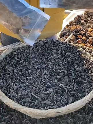 他这个木耳都是人工采摘 自然晒干的, 而且还是人工层层筛选的, 无根无沙, 品质非常的好, 平常你抓上一小把就能泡出一大碗, 肉质劲道, 脆嫩爽口, 用它来凉拌做酸辣汤或者炒肉, 都是非常的好吃既营养。#木耳 #干货 #黑木耳