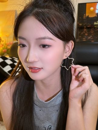 星星耳饰真是方圆脸的天菜耳饰啊,戴在耳朵上巨显脸小 #耳环 #网红耳饰 #时尚饰品 #耳扣