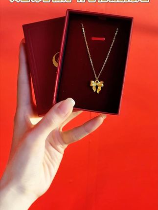 把浪漫和精致戴在胸前!#蝴蝶结吊坠 #中国黄金 #足金999