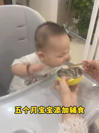 #带娃神器 带娃出门还是觉得这种#硅胶围兜 好用,带收纳盒携带也方便,而且很好清洗 #宝宝围兜 #母婴好物