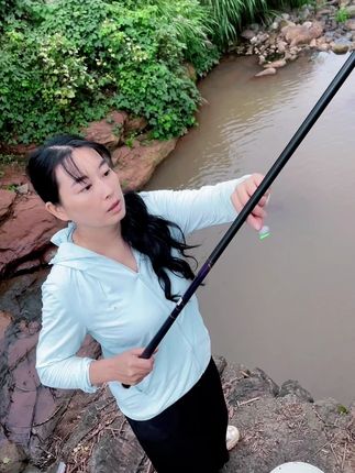 老家的小沟,天然的好钓点,用我 #小物夜光漂 #咬钩变色 钓钓小鱼