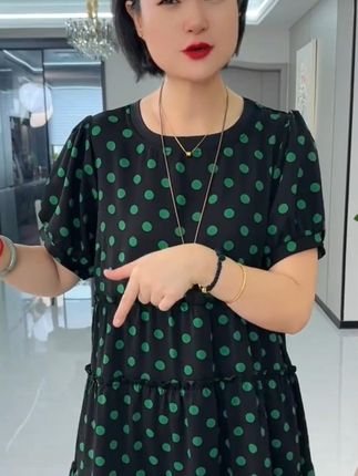 #女士连衣裙  #波点裙子  #遮肉显瘦裙子  #女士裙子推荐  #女士裙子 这款波点裙穿起来真的很好看 绿色的小配色也很高级