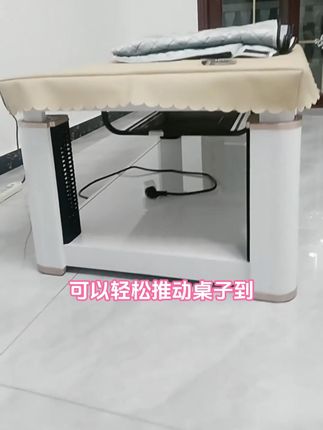 这款热销的电暖桌现在厂家做活动了!这个电暖桌配有可拆卸的拉链 方便清洗打理。它还带有伸缩万向轮设计,可以轻松推动桌子到各个房间,不需要时也可以收起来。无论是在客厅还是在卧室都能用。冬天家里有了它,再也不怕冷啦!我们还提供售后客服,随时为您解决问题。赶紧点击链接购买吧,价格便宜,质量好。让你的家更加温暖舒适!工厂直销,生产厂家批发。#电暖桌 #电暖桌家用 #餐桌 #电暖桌十大品牌 #电暖桌厂家