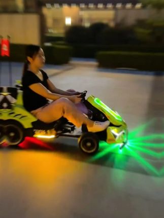 加长版#儿童卡丁车 ,车身自带霓虹灯带,七彩流光从车头一路延伸到尾翼。夜幕一落,LED 爆闪+动感音效同时启动,小区秒变 F1 赛场。#卡丁车漂移 #儿童卡丁车 #宝宝开车 #新手上路