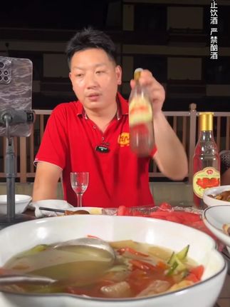 卧龙玉液光肚刚子,南阳人的小茅台,新款的光肚刚子,用的更好的酒水品质,你要不要尝尝?现在活动最后三天,下单送一件短袖!#南阳 #白酒 #卧龙酒厂