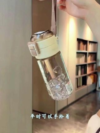 看着就好清凉的感觉, 还是双饮口设计, 吸管口直音口随意切换着用。 还是Trita母婴材质的, 开水冰水都能装, 密封性嘎嘎好, #水杯 #杯子控 #好物推荐 #回购率超高 #好物种草