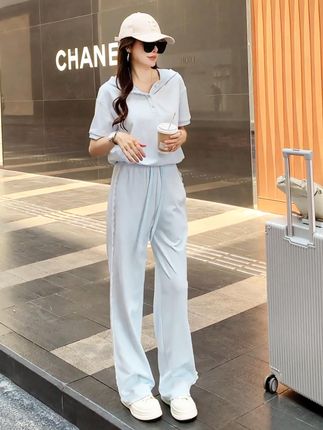 被问爆💥 这套穿搭 氛围感绝了✨ 搭配简约的白色休闲鞋和同色系帽子,为整体造型增添亮点,让清新中透着时尚感。在户外环境的衬托下,穿搭更显出众,去打卡网红景点、参加朋友聚会,被追着要穿搭链接! 喜欢时尚休闲风格的姐妹,这套必须锁死!#大码女装 #谁穿谁好看 #ootd穿搭 #显瘦穿搭 #套装