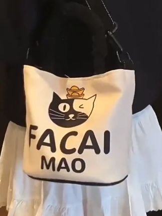 每次出门遛娃,我都喜欢带着这个大容量的购物袋,它不仅颜值高,而且特别实用,出门买个菜、逛个超市都可以用它来装,关键是非常结实耐用,平时不用的时候折起来放在包里也不占地方,出门游玩的时候还可以给孩子装零食,真的是太方便了,赶紧入手一个吧!#购物袋 #购物袋包 #单肩包 #单肩斜挎包 #大容量购物袋