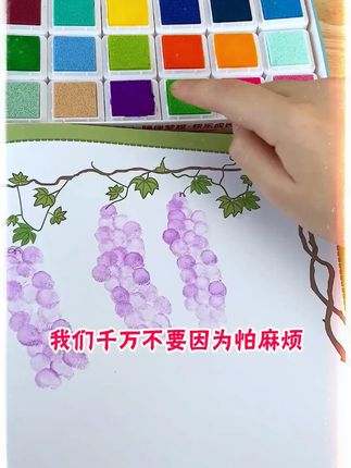 简单有趣的#手指画 不仅锻炼宝宝的手部精细动作,还能激发想象力和创造力,水洗颜料很好清洗,宝宝可以放心玩