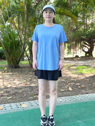 大码女孩运动也能美到炸!这款夏款速干上衣绝了~ 宽松版型藏肉肉,透气面料狂甩汗不闷汗!拼接设计超有层次感,跑跳深蹲都舒服到飞起,运动穿搭就该这么穿!#健身穿搭分享 #大码女装 #宽松藏肉 #胖妹妹穿搭 #超清爽的夏天OOTD