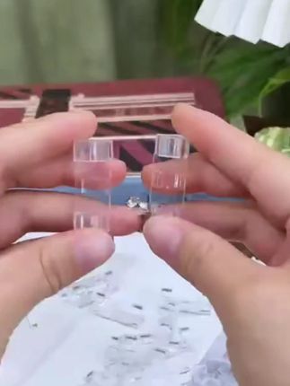 家里的网线电线走线不美观,乱糟糟的,可以用这个#理线器 来固定,免打孔粘贴不伤墙面,固定整齐美观!#居家好物