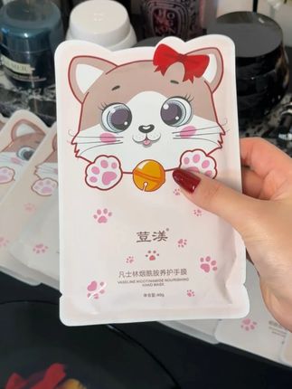 美女子得手怎能少得了手膜呢!这个猫爪手膜,内含丰富精华,补水保湿,软化角质,让你轻松养出漫画手#手膜 #手部护理 #滋润保湿 #女生必备