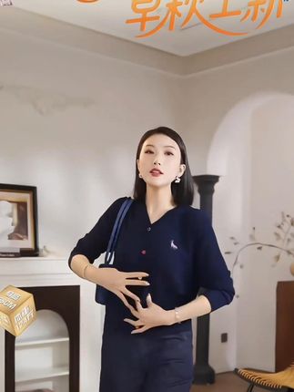 川禾织衣早秋刺绣天丝针织衫,时尚又高端! #V领彩虹钉扣衫 #高端长袖针织 #川禾织衣针织衫 #彩虹钉扣美衣 #纯兰精天丝衫
