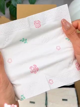 百岑这款玫瑰抽纸也太高级好用了!每抽都有玫瑰印花图案还是五层加厚的,纸张柔软亲肤不含荧光剂,赶紧囤一箱用用吧#抽纸 #纸巾