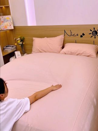 干净纯色的床单,颜色很多,纯色也是比较好搭配家里的风格,双层纱的材质也是适合裸睡哦~#床上用品 #床单 #床单三件套 #卧室 #好物推荐