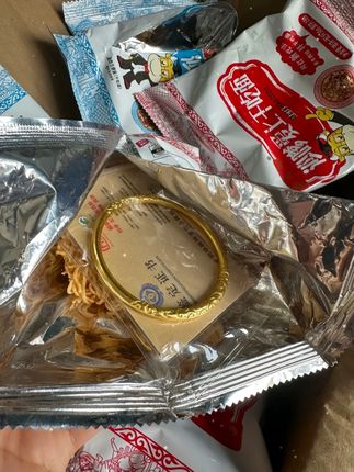哈哈哈哈哈!余校长还得是你👍有消费者吃干脆面硌掉了牙齿!老板急疯了,立马决定拿出1000万换成等价值黄金回馈所有消费者!现在买干脆 面每一箱都有黄金!冲冲冲! #干脆面 #箱箱塞黄金 #惊喜 #总有一款适合你