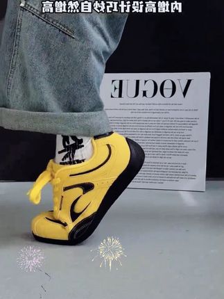 家人们,2025新款秋季男鞋来啦!环球这款黄色赛车鞋子简直帅炸天!它不仅是百搭潮鞋,还是休闲内增高德训鞋哦。时尚的黄色,独特的赛车鞋设计,让你瞬间成为人群焦点。而且内增高设计,悄悄提升你的身高,让你更加自信。不管是搭配牛仔裤还是运动裤,都超好看!宝子们,赶紧冲!#男鞋推荐 #2025新款 #百搭潮鞋 #内增高鞋 #秋季穿搭