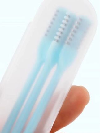 便携无痛鼻腔修剪器:轻松清洁不伤肤 这款鼻腔修剪器主打便携无痛设计,旋转修毛方式温和去除鼻毛,不拉扯、不伤鼻腔肌肤,男女都能放心用。 机身小巧轻便,掌心就能握住,出差、旅行携带很方便,懒人操作一键启动,不用复杂调试。修剪后碎毛可直接倒出,清洁简单不脏手,还能避免传统剪刀修剪的安全隐患。续航持久,充一次电可用多次,日常整理鼻毛、保持形象整洁超省心,是提升个人护理效率的实用小工具。 #修剪器 #清洁工具 #鼻毛器 #护理神器 #实用好物