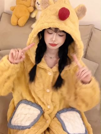 这件睡袍不仅保暖还很可爱~黄色上身甜美又减龄! #甜系女孩 #睡袍家居服 #冬天就要保暖又好看 #在家也要美美哒