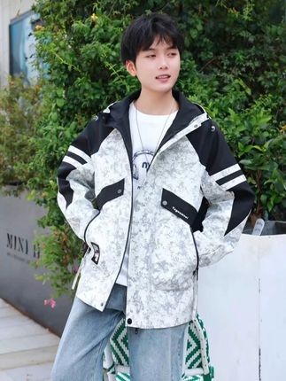 宝妈看过来!这款适合青少年男生的秋季夹克外套让儿子秒变校园男神,防风又舒适,宝妈们快给儿子安排一件!#青少年外套#夹克外套#秋季外套男#男生穿搭