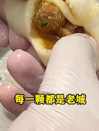 这鱼丸咬开直接鲜掉魂!纯鳗鱼肉捶打几小时出胶,Q弹到能弹过筷子,爆汁瞬间鲜味飙满屋,煮火锅丢几颗汤鲜得连锅底都想啃,一口一颗停不下来,这鲜爽谁扛得住啊!#鱼丸#吃货狂喜#美食诱惑