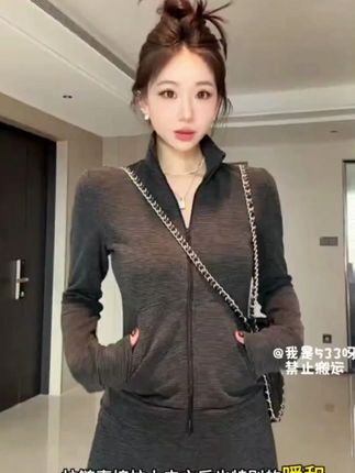 超韩系的条纹套装 上身遮肉又显高!早秋单穿 天冷啦外面还可以搭一个棉马甲当做内搭。#套装 #休闲套装 #条纹运动套装