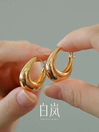 月亮耳环 镂空弯月裹着柔光,轻垂耳畔不张扬,拍照超出片#白岚 #白岚月亮耳环 #白岚耳饰 #时髦精城市漫游计划 #白岚官方旗舰店 ED1990 JC2509