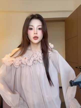 气质绝美立体花边长袖衬衫女秋季2025新款纯欲斜肩设计感显瘦 #谁穿谁好看系列 #藏肉显瘦穿搭 #显瘦穿搭 #今天穿什么 #品质女装