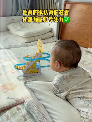 爸爸给买的这个小鸭子爬楼梯玩具也太好玩了吧,他才2个多月在这看了半天了,锻炼抬头和追视呢#母婴好物 #宝宝玩具 #练抬头