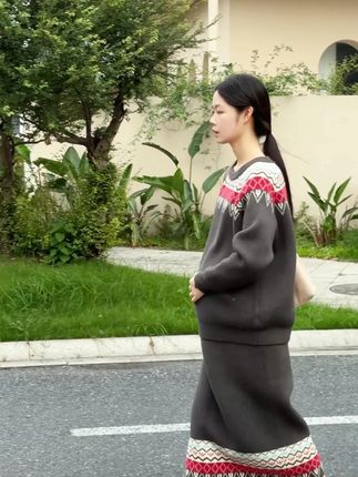 孕期日常穿搭!想要温暖全世界很难,但要温暖你,一件毛衣就行,穿上喜欢的毛衣,喝着奶茶,心情美丽!#孕妇装 #孕期日常穿搭 #ZHAH