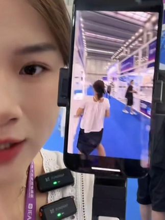 从展位到产品,一台A6云台全部掌控。 一键切换智能跟随与手势控制,单人拍摄也能拥有多机位效果 #在抖音云逛一下 #溜达节 #逗映科技 #跟拍云台 #一起来逛电子展