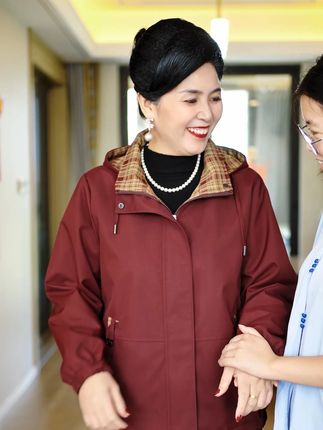 她为你藏起裙摆,穿上一身烟火 妈妈也曾爱霓裳,却为你系上围裙,藏起所有光芒。为她换身行头,让她在柴米油盐之外,重拾被岁月偷走的潇洒。#大码妈妈装 #中老年女装 #秋季穿搭 #遮肉显瘦 #时尚妈妈装