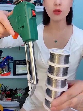 自动焊锡枪你用过吗?自动出锡设计,单手就可以操作,大大提升效率!#电焊机 #五金工具 #焊接设备 #手持激光焊接机 #高性能实用工具