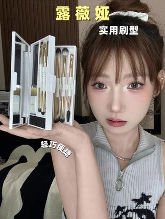 露薇娅三折叠化妆刷 出门带一套包你化全妆 自带粉底刷包好用的 #化妆刷 #化妆刷推荐 #化妆工具 #露薇娅化妆刷