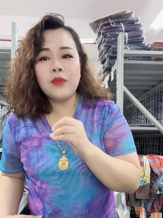 女士大码网纱短袖T恤 夏季新款高级时尚印花V领短袖T恤女百搭显瘦洋气简约网纱上衣1732#夏季穿搭 #大码女装 #短袖t恤 #面料舒适透气 #胖瘦都能穿