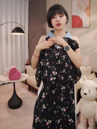 夏季新款中长款黑色碎花气质连衣裙,上身气质百搭,显瘦遮肉,喜欢的姐妹们直接闭眼入#气质穿搭 #连衣裙 #显瘦遮肉