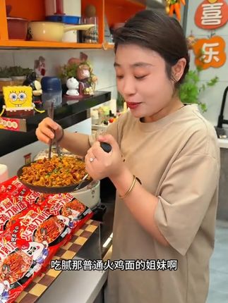 19块9到手12袋的麻酱火鸡#刀削面 每根宽面条上都挂满了酱料真的#太好吃了 #夜宵吃什么 #拌面 #方便面